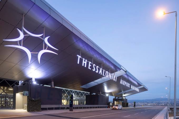 De l'aéroport de Thessalonique à Sarti : toutes les options de transfert comparées