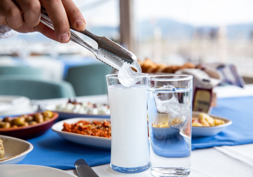 Ouzo, Tsipouro e Raki: Una Guida per Viaggiatori agli Spiriti della Grecia