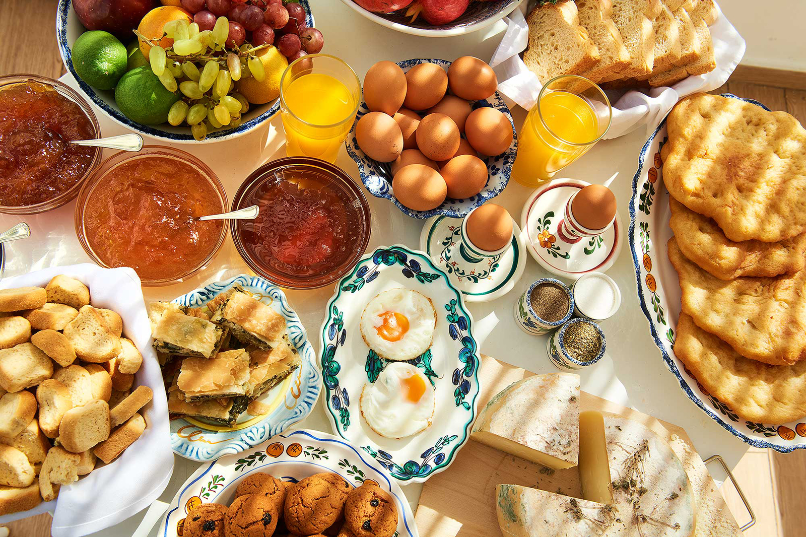 The Traditional Greek Breakfast: What Greeks Actually Eat in the Morning